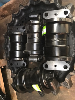 Каток опорный JCB JS200/220 JRA0414, JRA0240